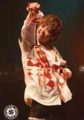【中古】生写真(女性) 風男塾/下仮屋カナエ(仮屋世来音)/ライブフォト・上半身・衣装白.オレンジ・右手上げ・左手下・背景黒/[FUDAN10KU LIVE 10th ANNIVERSARY in 野音]生風ォト