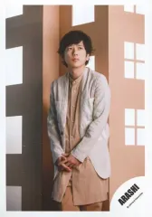 【中古】生写真(ジャニーズ) 嵐/二宮和也/膝上・衣装ベージュ・前で両手組み/「Find The Answer」PV＆ジャケ写撮影オフショット/公式生写真