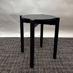 カリモクニュースタンダード キャストールスツールプラス／ブラック