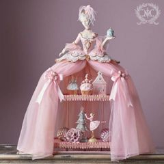 ディスプレイ シェルフ コレクションケース 可愛い ロココ調 店舗什器 クィーン 貴婦人 棚 飾り棚 置物 店舗什器 店舗装飾 (752) ロココ 撮影小物 ピンク 店舗装飾 置物 洋風 シェルフ 雑貨 アンティーク風 輸入雑貨 可愛い