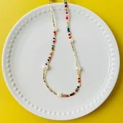 マルチカラーとゴールドのビーズネックレス