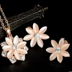 #5　可愛い　お花のピアス、ネックレス　セット