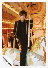 【中古】生写真(ジャニーズ) Hey! Say! JUMP/山田涼介/全身(足見切れ)・馬跨り・ジャケット黒金・シャツ黒・ネクタイ黒・左手棒・メリーゴーラウンド/15夏 コンサートパンフ＆グッズ撮影オフショット/公式生写真