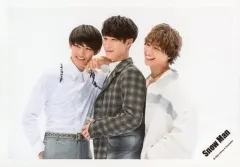 【中古】生写真(ジャニーズ) Snow Man/向井康二・渡辺翔太・佐久間大介/横型・膝上・衣装白・グレー・左向き・笑顔・向井左手顔・背景白/シングル「D.D. / Imitation Rain」MV＆ジャケ写オフショット/公式生写真