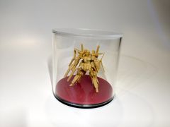 アクリル小型ケース100φサイズ（台座黒マット）色板（赤）付き
