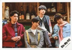 【中古】生写真(ジャニーズ) Kis-My-Ft2/集合(4人)/横型・上半身・衣装赤黒白ピンク・玉森座り・二階堂両手組み/18初夏 コンサートパンフ＆グッズ撮影オフショット