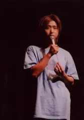 【中古】生写真(ジャニーズ) 嵐/大野智/ライブフォト・膝上・衣装水色・右手マイク・左手胸元・背景黒・枠無し/ジャニーズファミリークラブ生写真