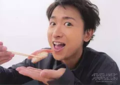 【中古】生写真(ジャニーズ) 嵐/大野智/バストアップ・衣装グレー・顔斜め・右手に箸/「ARASHI LIVE TOUR 2014 THE DIGITALIAN」超オリジナルフォトセット
