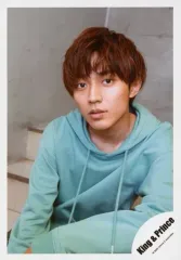 【中古】生写真(ジャニーズ) King ＆ Prince/永瀬廉/上半身・衣装緑・両手下・カメラ目線・顔傾げ・階段/「King ＆ Prince CONCERT TOUR 2020 ～L＆～」グッズオフショット/公式生写真