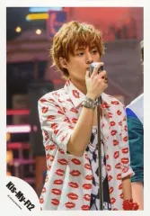 【中古】生写真(ジャニーズ) Kis-My-Ft2/藤ヶ谷太輔/上半身・衣装白・赤・右向き・右手スタンドマイク/「Sha la la☆Summer Time」PV＆ジャケ写撮影/公式生写真