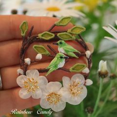 梅とメジロのリースブローチ　つまみ細工　ハンドメイド