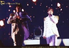 '[중고] 생사진(남성) No.9:BOYS AND MEN/미즈노 카츠/라이브 포토·가로형·무릎 위·의상 화이트·왼손 마이크·옆에 멤버/보이멘☆패밀리 한정[BOYS AND MEN LIVE 2017 in 무도관 One for All, All for One