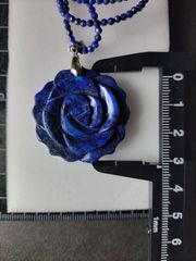 天然石 ラピスラズリ の 薔薇(ばら) の ネックレスです。チェーンはラピスラズリ！