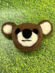 HA12-059　羊毛フェルト　クマ　動物　ブローチ　マスコット