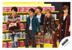 【中古】生写真(ジャニーズ) 嵐/集合(5人)/横型・膝上・目線左・両手ショッピングカート・腕組み・背景ポップコーン/公式生写真