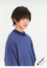 【中古】生写真(ジャニーズ) Lil かんさい/岡崎彪太郎/上半身・衣装青・紫・両手下・右向き・口閉じ・背景白/「関ジュ 夢の関西アイランド 2020 in 京セラドーム大阪 ～遊びにおいでや!満足 100%～」グッズオフショット/公式生写真