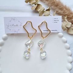 変形オーバルゴールド × オーロラクリア ゆらゆら チタンピアス