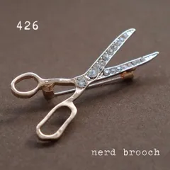 シンプルなハサミのブローチ　大人 キラキラ ゴールド 美容師 メンズ スーツ 新品未使用 男女兼用 コサージュ シンプル NerD