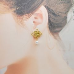 【受注制作】吉祥結びのピアス・イヤリング（金・ゴールド） 和風 中華風 チャイナ 中国結び 飾り結び 組紐