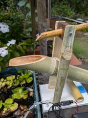 格安小型ししおどし電池式スマホ充電器使用可能