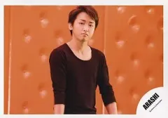 【中古】生写真(ジャニーズ) 嵐/大野智/上半身・衣装黒・カメラ目線・背景オレンジ・横型/公式生写真