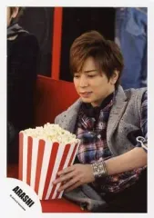 【中古】生写真(ジャニーズ) 嵐/松本潤/バストアップ・ベストグレー・チェック柄シャツ青・左手ポップコーン/公式生写真