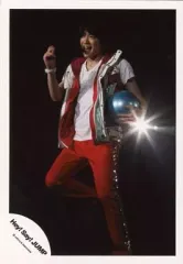 【中古】生写真(ジャニーズ) Hey! Say! JUMP/知念侑李/ライブフォト・全身・衣装白.赤・左手ボール・ジャンプ・左向き・右手上げ・背景黒/公式生写真