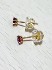 k18 宝石の女王 ルビー 18金ピアス（7月誕生石）日本製　刻印有り　小ぶり　つけっぱなし