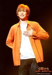 【中古】生写真(ジャニーズ) SixTONES/京本大我/ライブフォト・膝上・衣装オレンジ白・右手後ろ・左手胸元/「少年たち 世界の夢が...戦争を知らない子供達」ステージフォト 第1弾