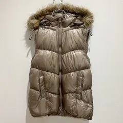 Gap ギャップ　レディース　アウター　トップス　ダウンベスト　キルティングベスト　フード付き　フェイクファー付き　フルジップアップ　無地　単色　ブラウン系　ダウン90％　フェザー10％　シンプル　おしゃれ　カジュアル　SU647h1077
