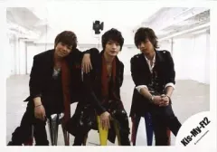 【中古】生写真(ジャニーズ) Kis-My-Ft2/北山宏光・玉森裕太・藤ヶ谷太輔/横型・膝上・衣装黒・赤・椅子に座り・笑顔/公式生写真