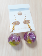 ハンドメイドアクセサリー　紫のかすみ草ピアス　 ぶら下がりタイプ