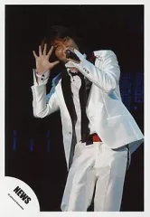 【中古】生写真(ジャニーズ) NEWS/手越祐也/ライブフォト・膝上・衣装白・右手パー・左手マイク・目線左/公式生写真