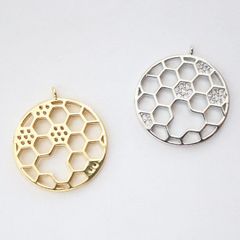 1個 真鍮製 金アレ対応 色褪せにくい ハニカム ハチの巣 蜂 Bee 夏 キュービックジルコニア チャーム アクセサリーパーツ コネクター ペンダント 手芸 ハンドメイド