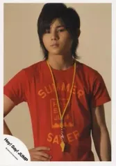 【中古】生写真(ジャニーズ) Hey! Say! JUMP/山田涼介/上半身・Tシャツ赤・右手腰・笛・背景白/公式生写真
