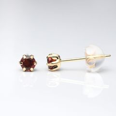 K18YGガーネット3mm 6本爪スタッドピアス