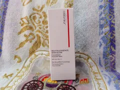 新品未使用品　SHISEIDO　エッセンス スキングロウ ファンデーション　140 Porcelain