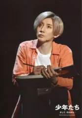 【中古】生写真(ジャニーズ) SixTONES/京本大我/ライブフォト・膝上・座り・衣装オレンジ・左手本/「少年たち そして、それから...」ステージフォト第1弾