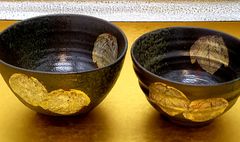 焼締め金銀彩蔦絵小茶碗二客揃い