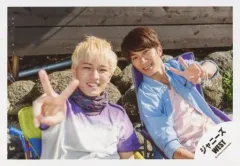 【中古】生写真(ジャニーズ) ジャニーズWEST/神山智洋・濱田崇裕/横型・バストアップ・座り・衣装紫白・水色ピンク・片手ピース・濱田体捻り・背景野外/『人生は素晴らしい』PV＆ジャケ写撮影/公式生写真