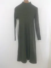 ◇ emi+ エミプラス ハイネック 長袖 膝下丈 リブニット フレア ワンピース モスグリーン レディース P  【1302220009658】