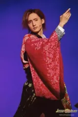 【中古】生写真(ジャニーズ) Travis Japan/川島如恵留/ライブフォト・膝上・衣装赤・黒・右手上げ・背景紫・2Lサイズ/「JOHNNYS’ King ＆ Prince IsLAND」ステージフォト 第1弾