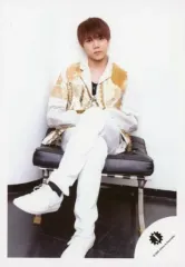 【中古】生写真(ジャニーズ) 7 MEN 侍/佐々木大光/全身・衣装金.白・足組み・カメラ目線/「ジャニーズ銀座2020 Tokyo Experience」グッズオフショット/公式生写真