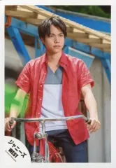 【中古】生写真(ジャニーズ) ジャニーズWEST/重岡大毅/膝上・シャツ赤・インナーグレー白・両手ハンドル・自転車乗り・目線右上/『人生は素晴らしい』PV＆ジャケ写撮影/公式生写真
