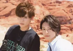 【中古】生写真(男性) 橋本祥平・川隅美慎/横型・バストアップ・衣装黒・白・左向き・橋本屈み.微笑み岩場/橋本祥平＆川隅美慎 旅PHOTOBOOK「S-TRIP」MAGES.online shop限定フルコンプリートセット・ハーフセット特典ブロマイド