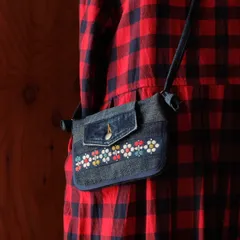 こぎん刺しのデニムリメイク横型スマホポシェット☺︎お花畑【こぎん刺し☺︎刺し子】スマホショルダー⌘受注製作⌘