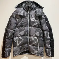 PUMA プーマ　メンズ　アウター　 ダウンジャケット　キルティングジャケット　フード付き　スタンドカラー　フルジップ　両サイドポケット　幾何学柄　刺繍　ブランドマーク　ブラック　ダウン70％　フェザー30％　スポーティー　カジュアル　SU817h1247