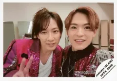 【中古】生写真(ジャニーズ) ジャニーズJr./江田剛・松倉海斗/横型・バストアップ・衣装黒・紫・白・笑顔・江田右手ピース/Johnnys’ ISLAND セルフィー 2020/公式生写真