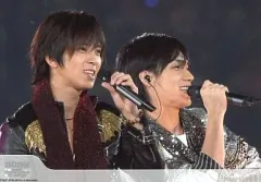 【中古】生写真(ジャニーズ) NEWS/山下智久・錦戸亮/ライブフォト・横型・バストアップ・背景黒・左手マイク・衣装黒・銀色/Johnny’s web/2007-2008 Countdown CONCERT/公式生写真