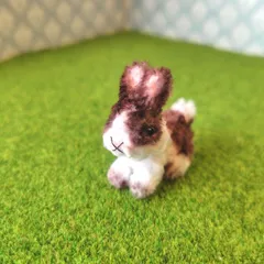 モールアート  白と茶色の小さなうさぎ